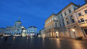 Potsdams Alter Markt mit dem Museum Barberini (rechts) und dem Potsdam Museum (links) in der Abenddämmerung.