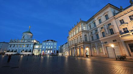 Potsdams Alter Markt mit dem Museum Barberini (rechts) und dem Potsdam Museum (links) in der Abenddämmerung.