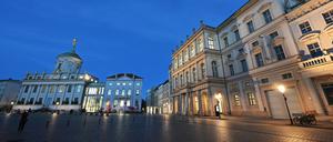 Potsdams Alter Markt mit dem Museum Barberini (rechts) und dem Potsdam Museum (links) in der Abenddämmerung.