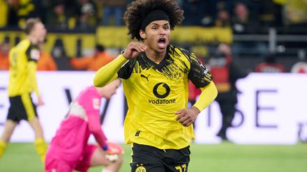 Karim Adeyemi jubelt nach seinem Tor für Dortmund gegen Stuttgart. 