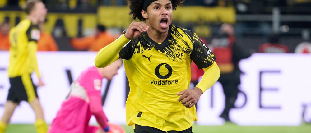 Karim Adeyemi jubelt nach seinem Tor für Dortmund gegen Stuttgart. 