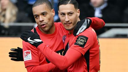 Younes Ebnoutalib (r) bestrafte einen Patzer der KSC-Defensive. 