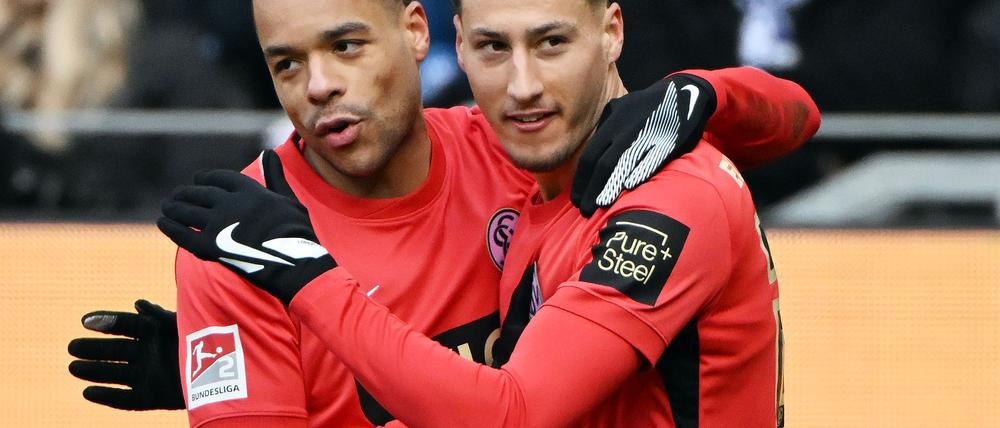 Younes Ebnoutalib (r) bestrafte einen Patzer der KSC-Defensive. 