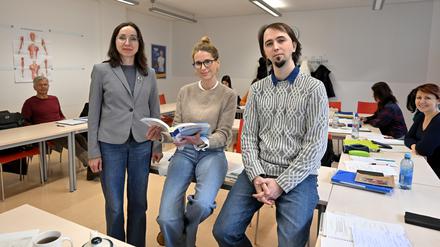Nataliia Klymenko und Ilia Sushentsev lernen bei Dozentin Nicole Oppermann (m.) Fachdeutsch für Ärztinnen und Ärzte.