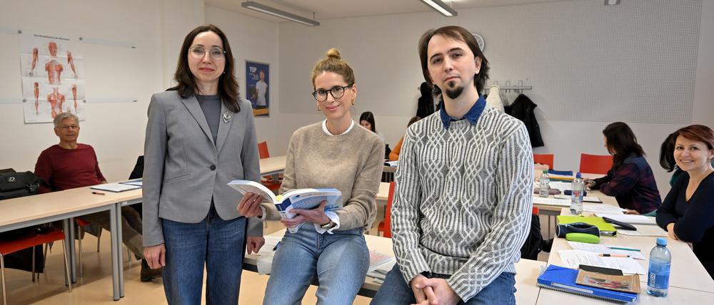 Nataliia Klymenko und Ilia Sushentsev lernen bei Dozentin Nicole Oppermann (m.) Fachdeutsch für Ärztinnen und Ärzte.