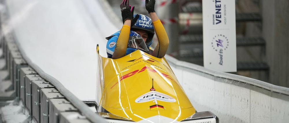 Die Peking-Olympiasiegerinnen Laura Nolte und Deborah Levi kamen im Zweierbob auf der neuen Olympia-Bahn in Cortina bestens zurecht und gewinnen.