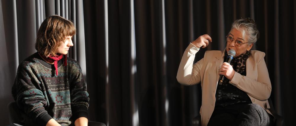 Mirjam Herrmann (Klimaaktivistin, die im Barberini Monet mit Kartoffelbrei beschmierte), Ulrike Poppe (DDR-Bürgerrechtlerin) und Simon Teune (Protestforscher).