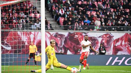 Bremens Torwart Mio Backhaus (l, Werder Bremen) und Ridle Baku (RB Leipzig) schauen dem Ball hinterher. Backhaus verhinderte mit seinen Paraden einen frühen Rückstand der Gäste in Leipzig.