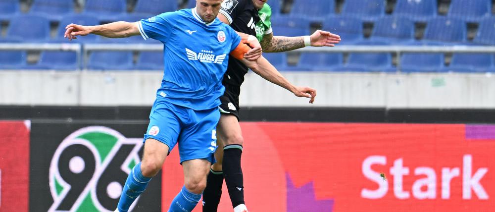 Rostocks Marco Schuster (l) traf gegen Schweinfurt zum 1:0.