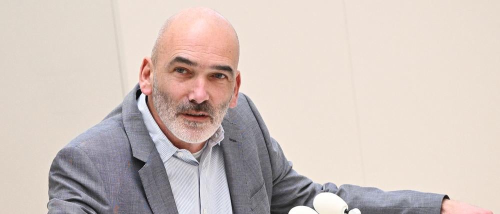 Christian Dorst (BSW), Abgeordneter in Brandenburg, spricht während in einer Sitzung des Brandenburger Landtages.