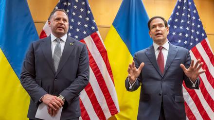 Andrij Jermak (l), Leiter des Präsidialamts der Ukraine, und US-Außenminister Marco Rubio sprechen mit Journalisten im Rahmen ihrer Konsultationen über den Trump-Friedensplan in der US-Vertretung in Genf. 
