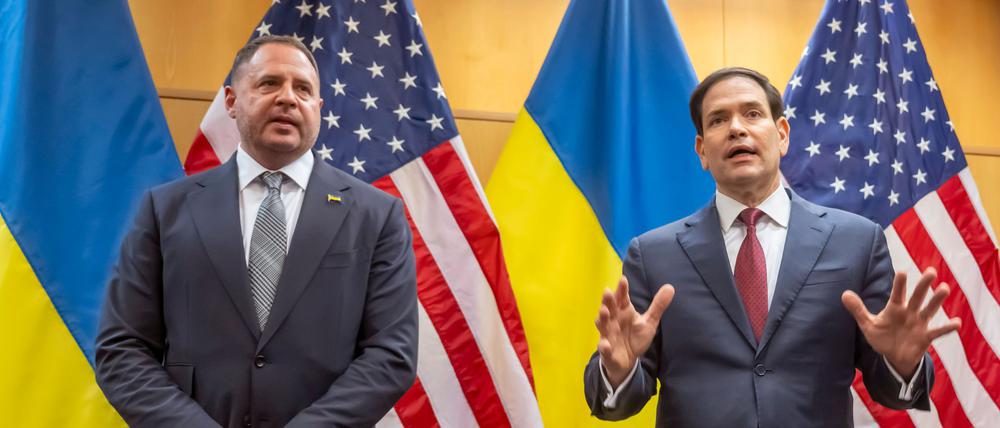 Andrij Jermak (l), Leiter des Präsidialamts der Ukraine, und US-Außenminister Marco Rubio sprechen mit Journalisten im Rahmen ihrer Konsultationen über den Trump-Friedensplan in der US-Vertretung in Genf.