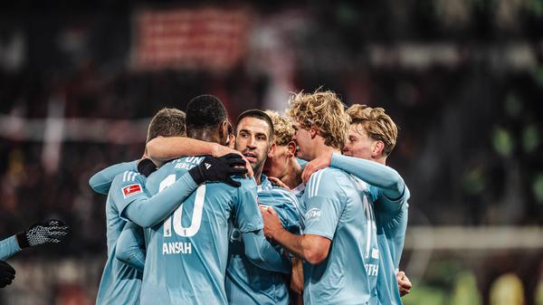 Torschütze in der Mitte. Rani Khedira schoss das Siegtor für Union.