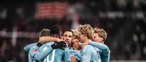 Torschütze in der Mitte. Rani Khedira schoss das Siegtor für Union.