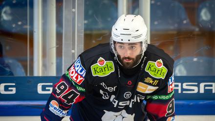 Angreifer Liam Kirk erzielte beim Sieg der Eisbären Berlin in Straubing drei Tore.