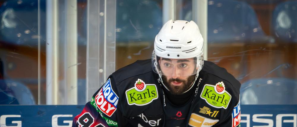 Angreifer Liam Kirk erzielte beim Sieg der Eisbären Berlin in Straubing drei Tore.