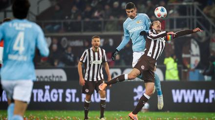 Zurück in der Startelf: St. Paulis Kapitän Jackson Irvine (r).