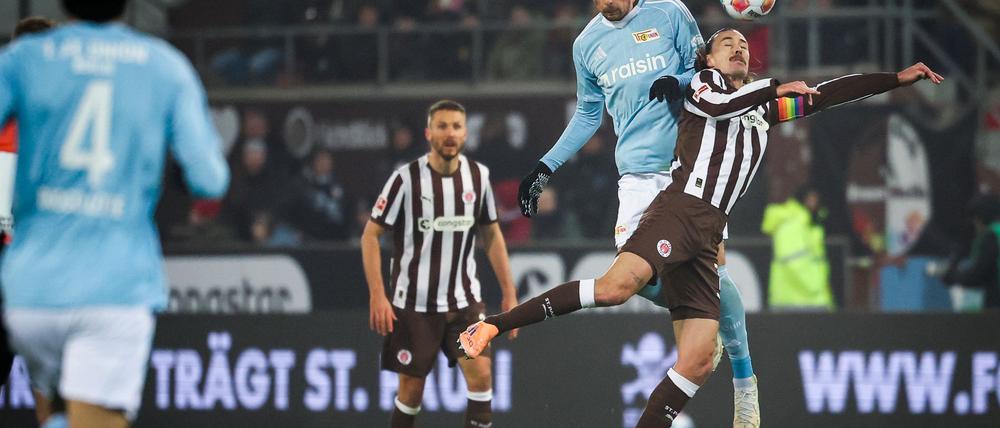 Zurück in der Startelf: St. Paulis Kapitän Jackson Irvine (r).