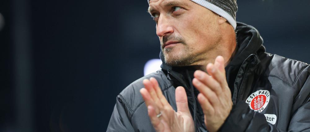 Alexander Blessin bleibt auch nach schwachen Ergebnissen Trainer beim FC St. Pauli.