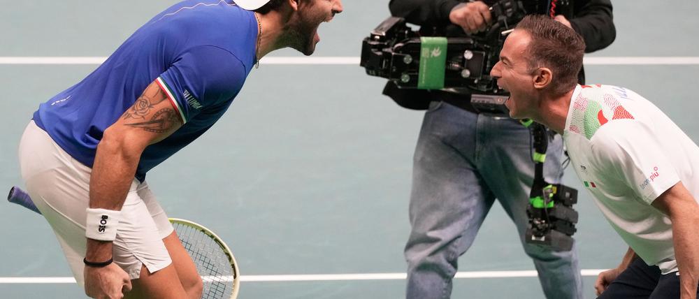 Matteo Berrettini (l) sorgte für Italiens Führung im Davis-Cup-Finale