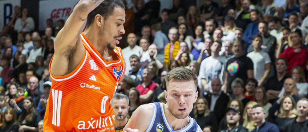 Martin Hermannsson (rechts, hier gegen den Chemnitzer Kevin Yebo) war Albas bester Scorer. 