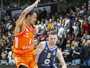 Martin Hermannsson (rechts, hier gegen den Chemnitzer Kevin Yebo) war Albas bester Scorer. 