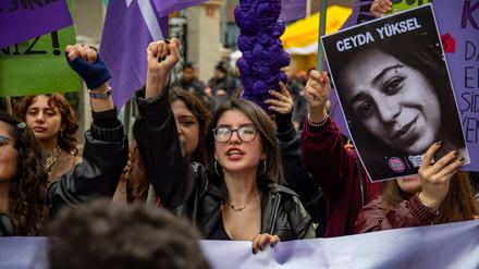 Frauen demonstrierten am Sonntag in Istanbul gegen Femizide.