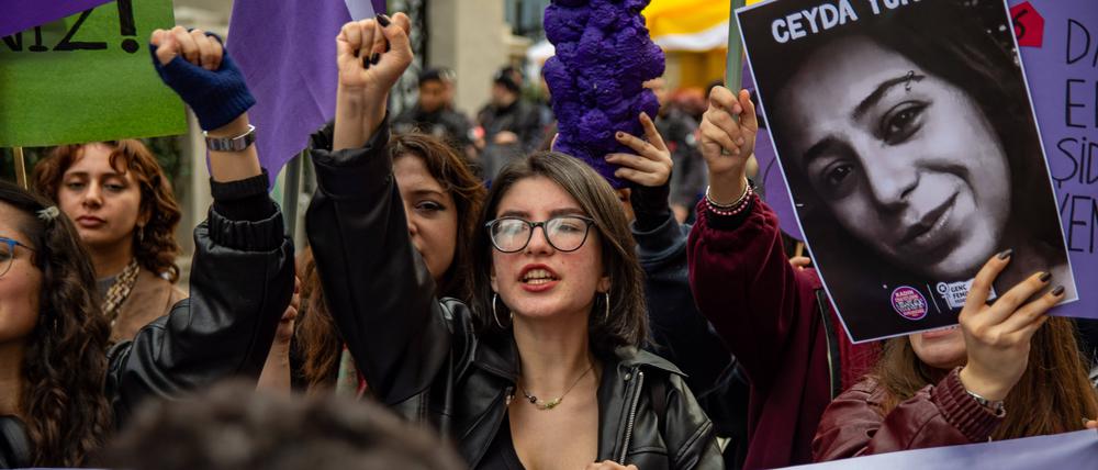 Frauen demonstrierten am Sonntag in Istanbul gegen Femizide.