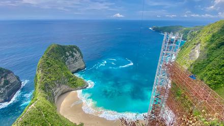 Der Kelingking Beach mit dem T-Rex-Felsen ist ein weltbekanntes Fotomotiv - aber der halbfertige Bau des Glasaufzugs verschandelt den Ausblick. Nun soll er wieder abgerissen werden.