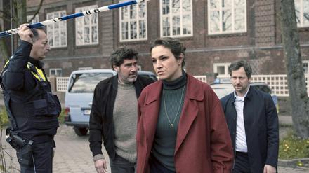 Ein neuer Fall für Kommissarin Katharina Tempel. Gemeinsam mit ihrem Chef Georg König (2.v.l.) und ihrem Mann Volker ist sie auf dem Weg zum Tatort.