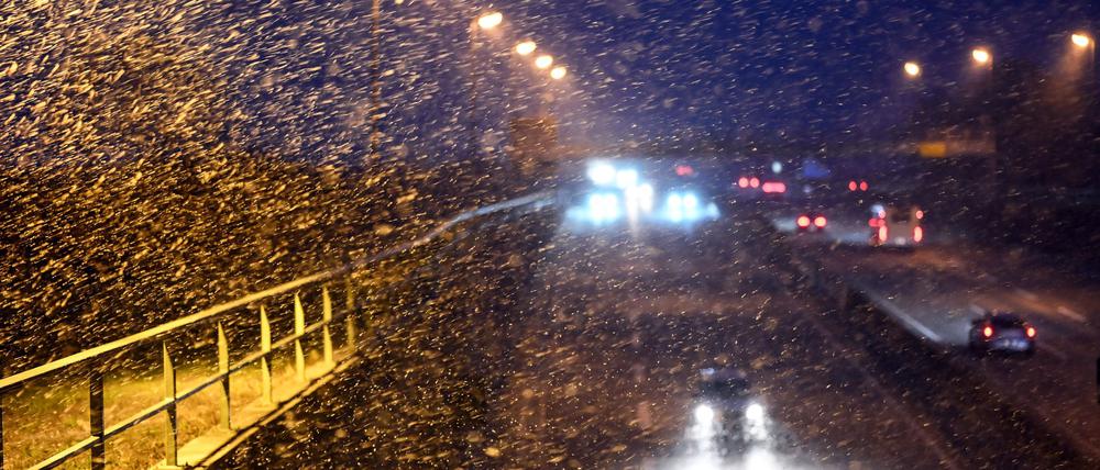 Wie hier auf der A31 im Emsland gab es im Nordwesten oft schwierige Bedingungen auf den Straßen.