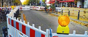 Totalbaustelle in der Sredzkistrasse, hier ab Ecke Kollwitzstrasse, Irrgarten der Absperrungen *** Total construction site in Sredzkistrasse, here from the corner of Kollwitzstrasse, maze of barriers