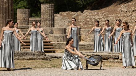 Wenn die Sonne nicht scheint, funktioniert es auch nicht mit der Entzündung des olympischen Feuers unter freiem Himmel. (Archivbild)
