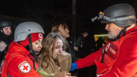 Ein Mädchen reagiert auf die Leiche ihrer Mutter, die bei einem russischen Angriff getötet wurde. 