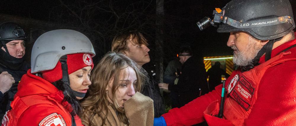 Ein Mädchen reagiert auf die Leiche ihrer Mutter, die bei einem russischen Angriff getötet wurde.