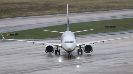 Eine Maschine der Fluggesellschaft Ryanair rollt am Flughafen Köln/Bonn über das Vorfeld.