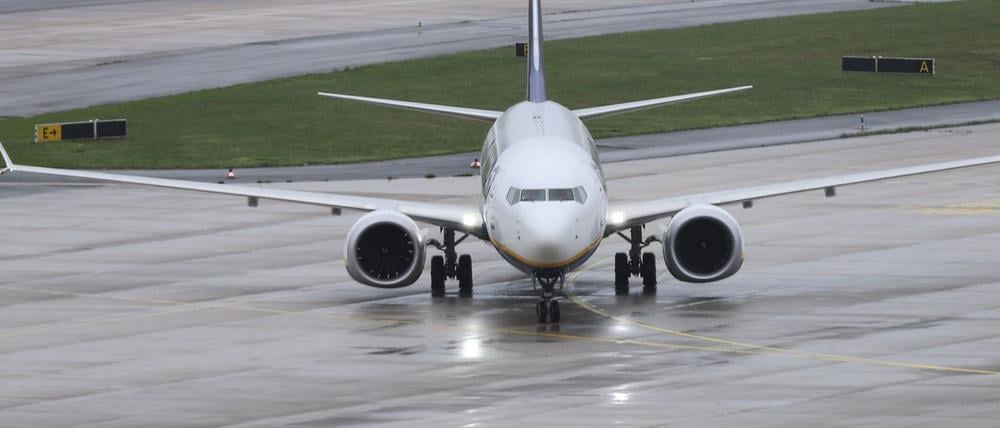 Eine Maschine der Fluggesellschaft Ryanair rollt am Flughafen Köln/Bonn über das Vorfeld.  