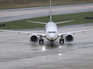 Eine Maschine der Fluggesellschaft Ryanair rollt am Flughafen Köln/Bonn über das Vorfeld.  