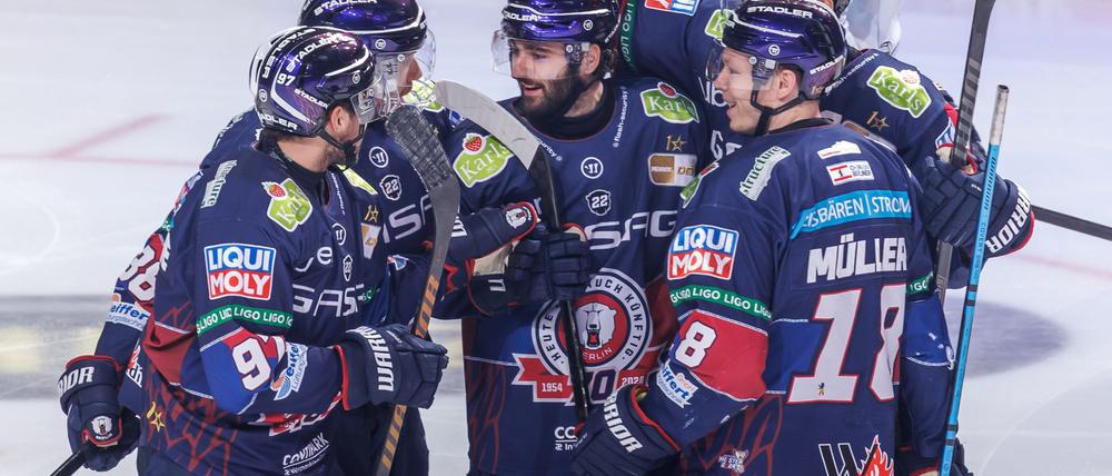 Angreifer Liam Kirk (M.) feierte mit den Eisbären Berlin einen überzeugenden Sieg beim Tabellenführer Straubing.