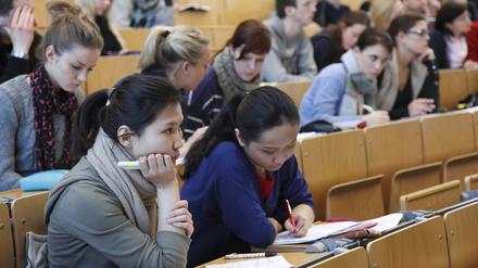 Studierende der Freien Universität Berlin im Hörsaal während einer Vorlesung.