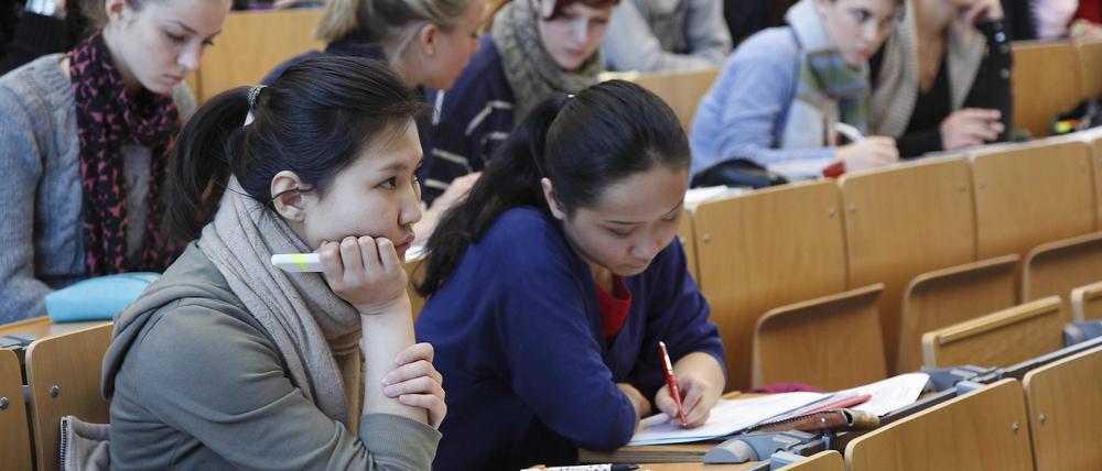 Studierende der Freien Universität Berlin im Hörsaal während einer Vorlesung.