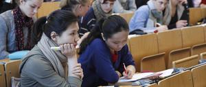 Studierende der Freien Universität Berlin im Hörsaal während einer Vorlesung.