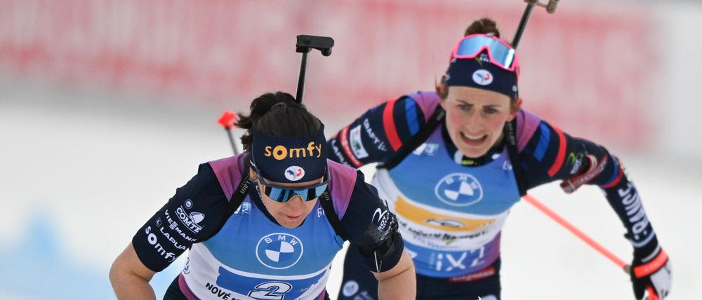Justine Braisaz-Bouchet (r.) war Opfer eines Kreditkartenmissbrauchs ihrer Team- und Staffelkollegin Julia Simon geworden.