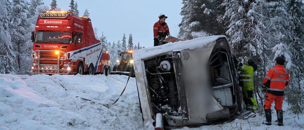 Der Bus kippte in der Nähe von Vilhelmina im Norden von Schweden von einer Schnellstraße.