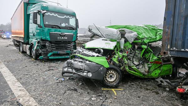 Bei einem Unfall in Bayern sterben mindestens drei Menschen. 