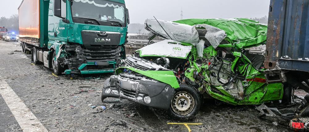 Bei einem Unfall in Bayern sterben mindestens drei Menschen.