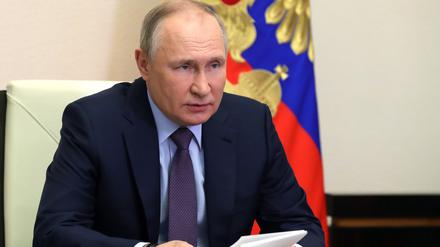 14.04.2022, Russland, Nowo-Ogarjowo: Das von der staatlichen russischen Nachrichtenagentur Sputnik über AP veröffentlichte Handout-Foto zeigt Wladimir Putin, Präsident von Russland, während er eine Sitzung über die Situation im Öl- und Gassektor per Videokonferenz in seiner Residenz in Nowo-Ogarjowo außerhalb von Moskau leitet.