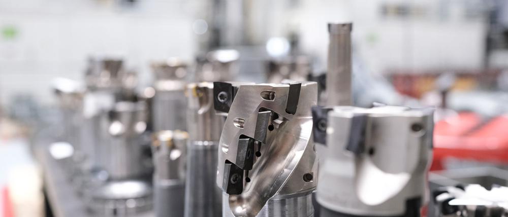 Werkzeuge für den Maschinenbau stehen in einer Fertigung eines Maschinenbauers.