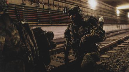 Soldaten in einem U-Bahn-Schacht