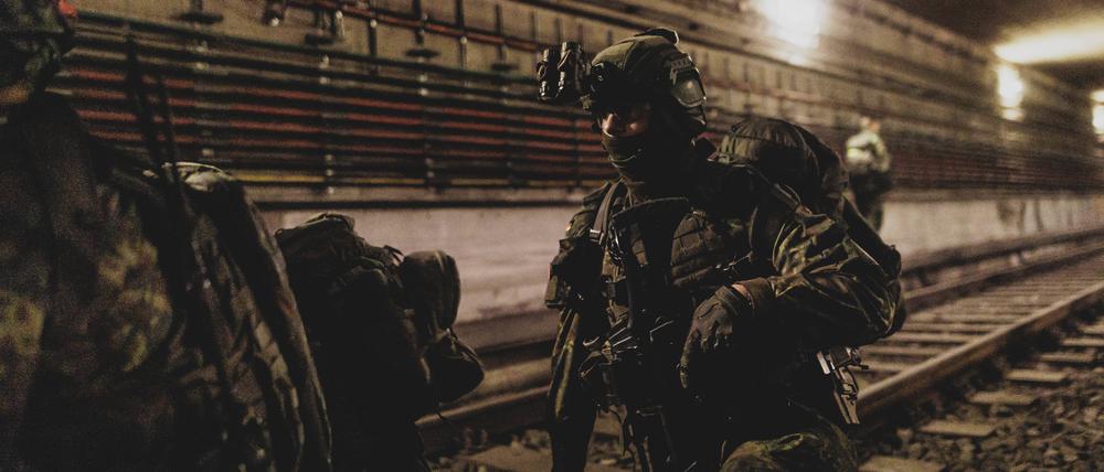 Soldaten in einem U-Bahn-Schacht